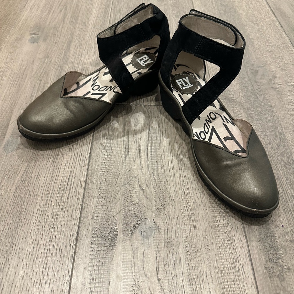 FLY London Women's Black and Grey low wedge